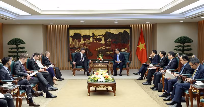 Lors de la rencontre entre le vice-Premier ministre permanent Pham Gia Tuc et le secrétaire d’État adjoint américain Christopher Landau. Photo : VNA. 