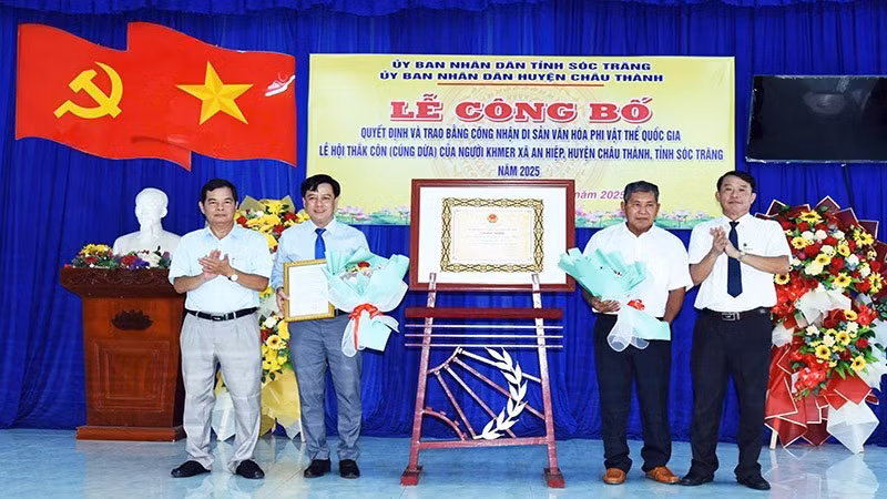 Remise de la décision du ministère de la Culture, des Sports et du Tourisme inscrivant la fête Thắk Côn dans la Liste du patrimoine culturel immatériel national. Photo: nhandan.vn