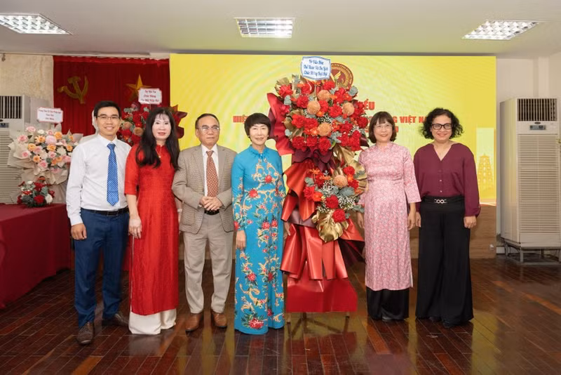 « Un représentant du Département de la culture de base, de la famille et des bibliothèques relevant du ministère de la Culture, des Sports et du Tourisme offre des fleurs au Bureau permanent de l’Association. Photo : nhandan.vn