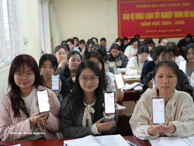 Toutes les informations des étudiants de l’Université de médecine de Vinh ont été mises à jour via l’application VNeID. Photo : VNA.