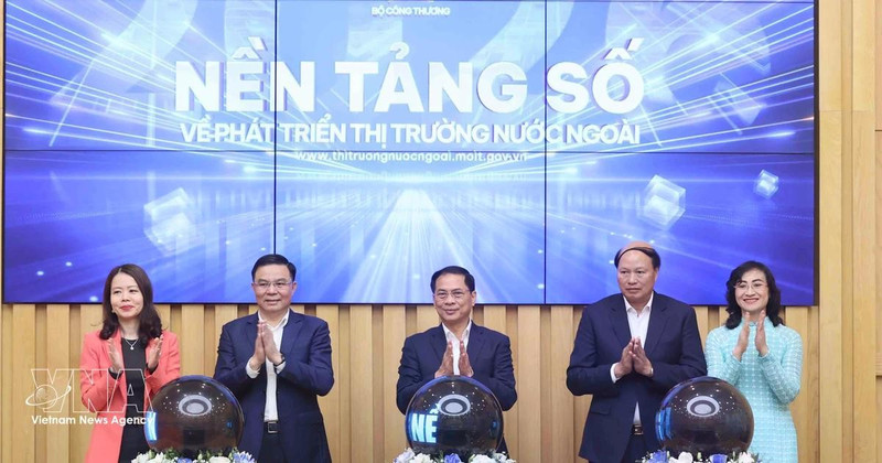 Lancement de la plateforme numérique du ministère de l’Industrie et du Commerce consacrée au développement des marchés étrangers. Photo: VNA.