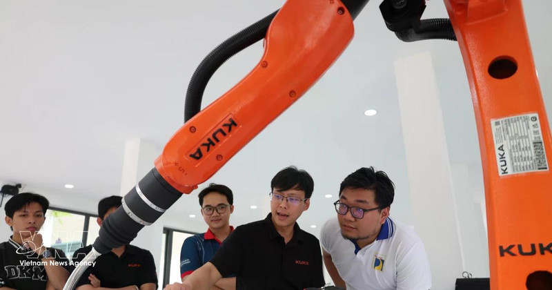 Des robots industriels et des systèmes de contrôle automatisé, financés par des entreprises, sont mis à disposition pour les activités de formation. Photo : VNA.