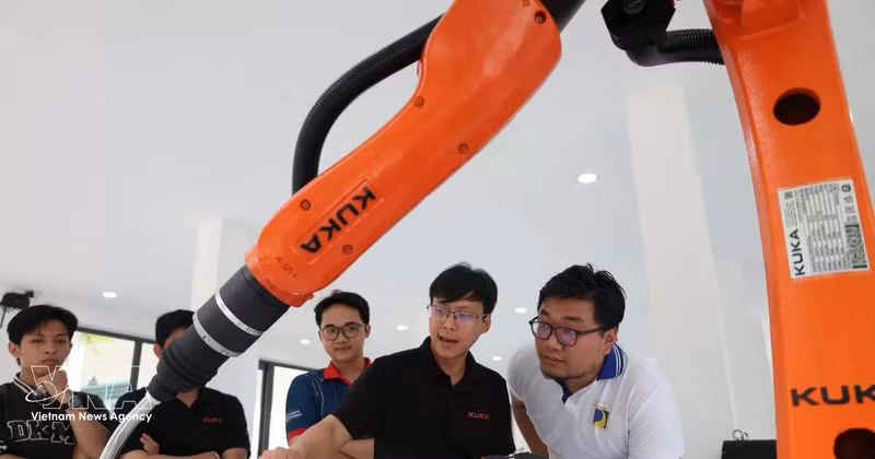 Des robots industriels et des systèmes de contrôle automatisé, financés par des entreprises, sont mis à disposition pour les activités de formation. Photo : VNA.