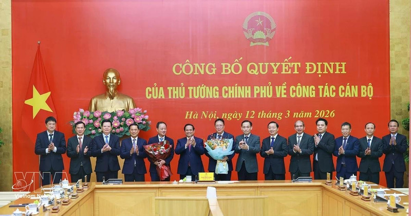 La cérémonie remettre la décision de nomination du président de l’Académie des sciences et des technologies du Vietnam.Photo : VNA.