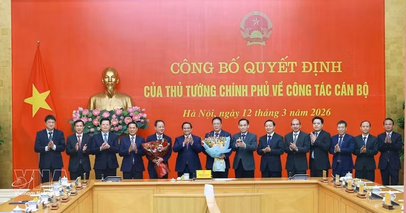 La cérémonie remettre la décision de nomination du président de l’Académie des sciences et des technologies du Vietnam.Photo : VNA.