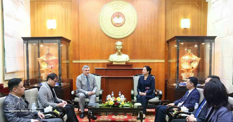 La vice-présidente et secrétaire générale du Comité central du Front de la Patrie du Vietnam (FPV), Ha Thi Nga (droite), a reçu ce jeudi 12 mars à Hanoï V. G. Kalganov, vice-président du Comité des relations extérieures de Saint-Pétersbourg. Photo : VNA. 