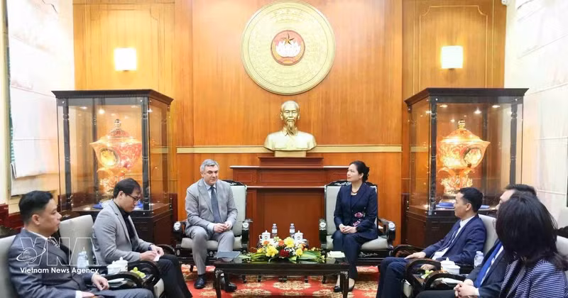 La vice-présidente et secrétaire générale du Comité central du Front de la Patrie du Vietnam (FPV), Ha Thi Nga (droite), a reçu ce jeudi 12 mars à Hanoï V. G. Kalganov, vice-président du Comité des relations extérieures de Saint-Pétersbourg. Photo : VNA. 