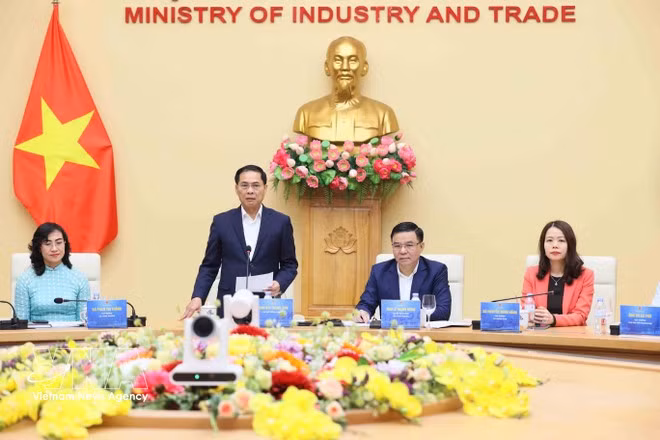 Le vice-Premier ministre Bui Thanh Son à la séance de travail avec le ministère de l'Industrie et du Commerce. Photo: VNA