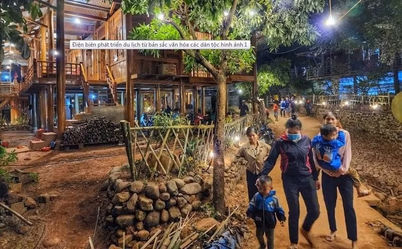 Le site de tourisme communautaire du village culturel de Na Su, dans la commune frontalière de Nam Po, attire de nombreux visiteurs venus découvrir et vivre des expériences locales. Photo: VOV