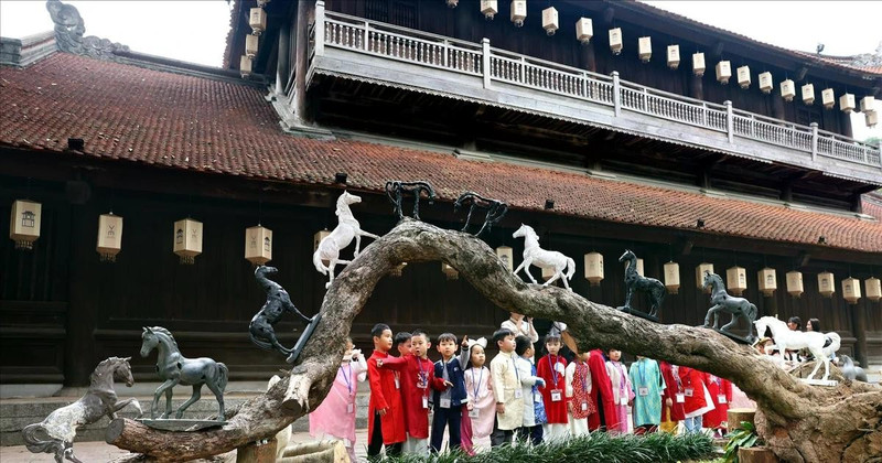 Des enfants visitent « Ngựa về phố », organisée au Temple de la Littérature (Van Mieu – Quoc Tu Giam). Photo : Baoanhvietnam.
