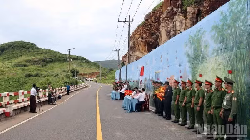 Un angle de la fresque murale à Con Dao lors de l’inauguration. (Photo : Le Dinh Thin). (Photo : Le Dình Thin)