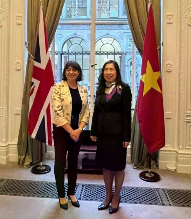 La vice-ministre vietnamienne des Affaires étrangères Le Thi Thu Hang (droite) et son homologue britannique, Seema Malhotra. Photo : VNA.