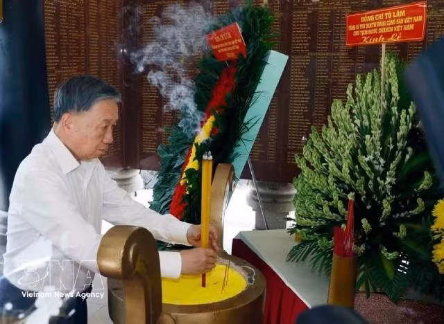 Le secrétaire général du Parti et président de la République, To Lam, offre de l’encens en hommage aux héros tombés pour l’indépendance du pays. Photo : VNA. 