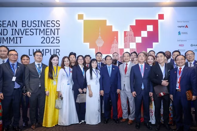 Le Premier ministre Pham Minh Chinh et les délégués à la session de dialogue de haut niveau. Photo: VNA