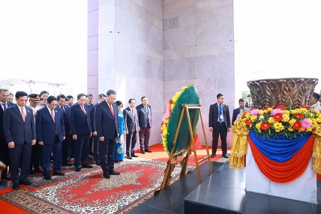 Le secrétaire général Tô Lâm et sa délégation déposent une couronne de fleurs au Monument de l’Indépendance, à Phnom Penh, le 6 février. Photo : VNA