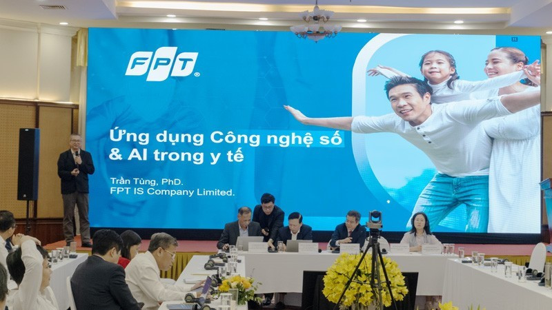 Le représentant du groupe FPT a partagé des informations sur l’application de l’intelligence artificielle dans les soins de santé lors du séminaire. Photo : nhandan.vn