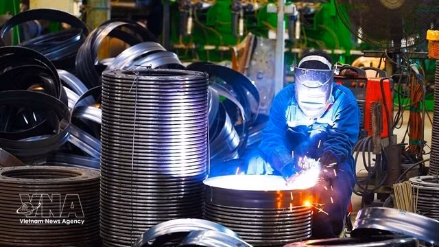 Activités de production au sein de la société Viet Hai High-Tech Structure Production, située dans la zone économique de Vung Ang. La province de Ha Tinh ambitionne de transformer la zone économique de Vung Ang en un pôle régional pour l'industrie, l'énergie, les infrastructures portuaires et la logistique. Photo : VNA.