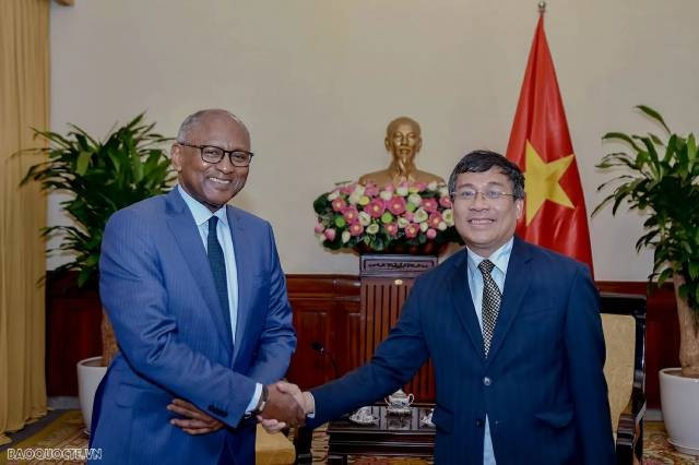 Le Vice-ministre permanent des Affaires étrangères, Nguyễn Minh Vũ, et M. Firmin Edouard Matoko. Photo : baoquocte.vn 