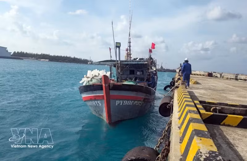 Le bateau de pêche PY 90009 TS est ancré dans le port de l'île de Truong Sa. Photo : VNA.