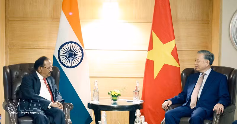 Le secrétaire général du Parti communiste du Vietnam et président de la République, To Lam et le conseiller à la sécurité nationale de l’Inde, Ajit Doval. Photo : VNA.