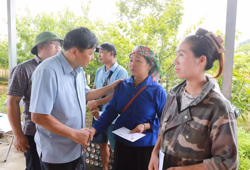 Le vice-ministre Nguyen Hoang Hiep rend visite et offre des cadeaux aux habitants de la commune de Mường Than, province de Lai Chau, qui ont perdu tous leurs biens et leurs maisons à la suite des crues torrentielles et des coulées de boue. Photo : Quy Trung - VNA