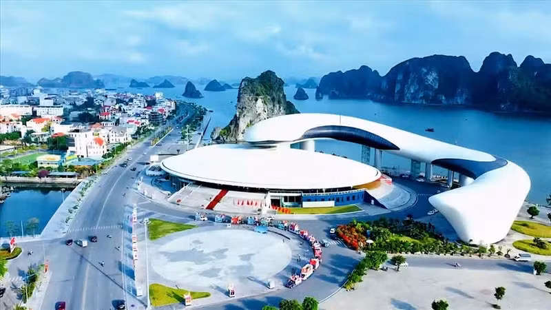 Modèle de développement urbain moderne associé à la protection du milieu marin à Ha Long, dans la province de Quang Ninh. (Photo : MOI TRUONG)
