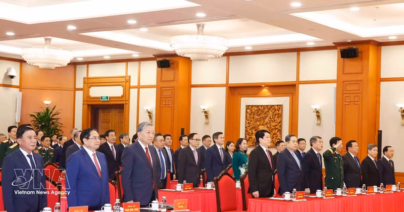 Le secrétaire général To Lam et les délégués procèdent à la levée du drapeau national. Photo : VNA.