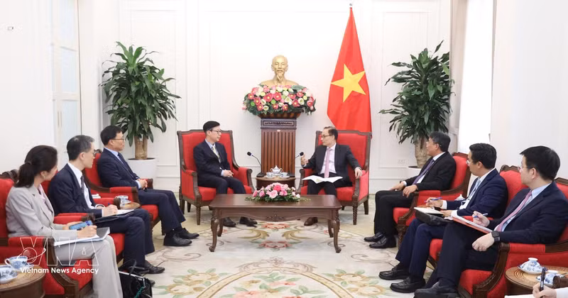 Le rencontre entre le ministre vietnamien des Affaires étrangères Le Hoai Trung et le premier vice-ministre des Affaires étrangères de la République de Corée, Park Yoon Joo. Photo : VNA.