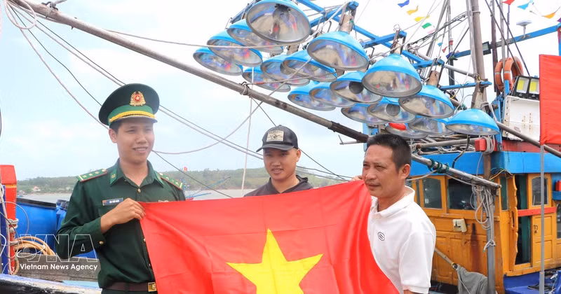 Remise de drapeaux nationaux à des pêcheurs. Photo : VNA.