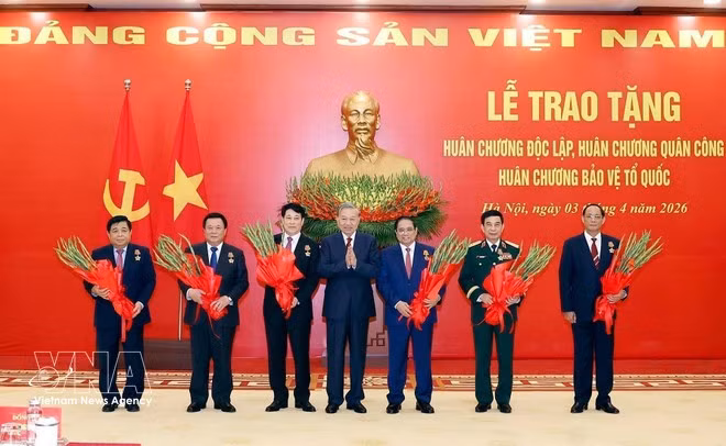 Le secrétaire général To Lam (au milieu) remet l’Ordre de l’Indépendance de première classe au Premier ministre Pham Minh Chinh (3e, droite) et à Nguyen Xuan Thang, Tran Quang Phuong et Nguyen Chi Dung. Photo : VNA