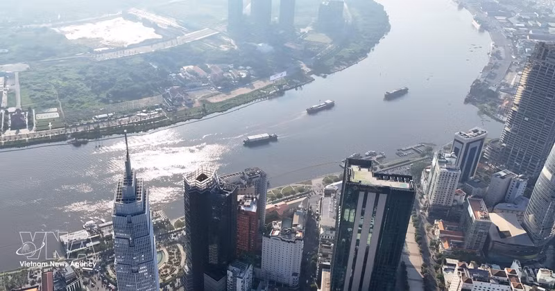 Les gratte-ciel financiers du centre de Hô Chi Minh-Ville bordant la rivière Saïgon, face à la péninsule de Thu Thiêm (quartier d'An Khanh). Photo: VNA