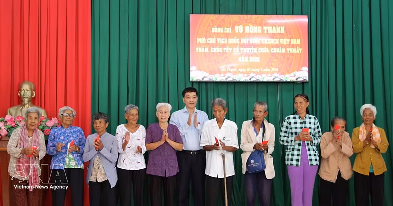 Le 3 avril, une délégation de l’Assemblée nationale (AN) conduite par son vice-président, Vu Hong Thanh, s'est rendue dans la ville de Can Tho pour présenter ses vœux à la communauté khmère, à l'occasion du Nouvel An Chol Chnam Thmay. Photo : VNA.