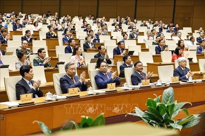 Les dirigeants du Parti, de l'Etat, du gouvernement et du Comité central du front de la Patrie du Vietnam lors d'une séance de la 9e session de la 15e Assemblée nationale. Photo: VNA