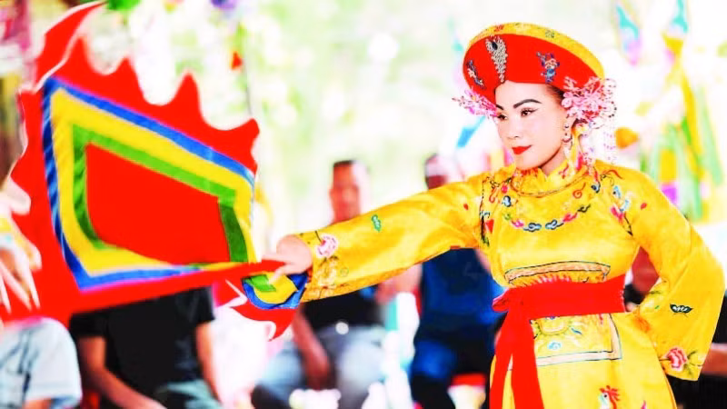 L’artiste exécute le rite de possession spirituelle consacré à la Deuxième Princesse Royale, dans le cadre du culte des Déesses-Mères. Photo : Institut de recherche pour la conservation et le développement de la culture d’Asie du Sud-Est.