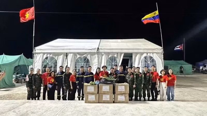 Une délégation de l'ambassade du Vietnam au Venezuela, conduite par l'ambassadeur Vu Trung My, s'est rendue sur le terrain pour rendre visite et encourager les membres de l'équipe vietnamienne de secours. (Photo : Ambassade du Vietnam au Venezuela)