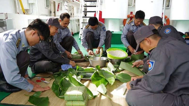 Les navires de surveillance des pêches préparent des bánh chưng (gâteaux traditionnels de riz gluant) en vue de célébrer le Têt en mer. Photo : qdnd.vn