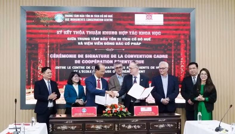 La ville de Hue signe un accord de coopération scientifique avec l’Institut de l’Extrême-Orient – France (EFEO). Photo: nhandan.vn