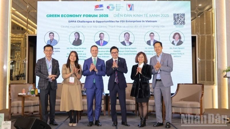 Des experts et intervenants, nationaux et internationaux, lors de l’une des nombreuses sessions de discussion du forum. Photo: nhandan.vn