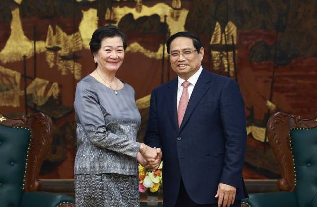 Le Premier ministre Pham Minh Chinh et l’ambassadrice du Cambodge Chea Kimtha. Photo : VNA.