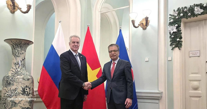 L’ambassadeur du Vietnam en Russie, Dang Minh Khoi (droite), et Evgeny Grigoriev, président du Comité des relations extérieures de Saint-Pétersbourg. Photo : VNA.