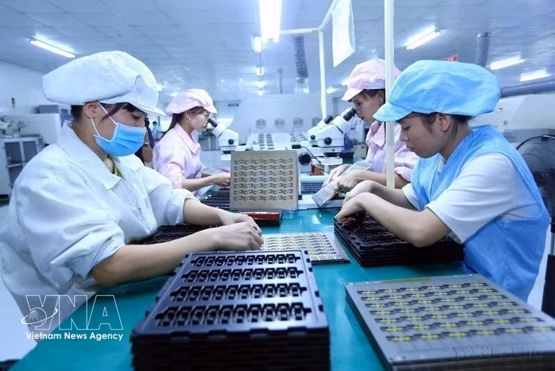 Des ouvrières assemblent des composants électroniques sur la chaîne de production de Bao Sen Co., Ltd. (Bac Giang). Photo : VNA.