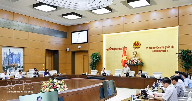 Le vice-président de l’Assemblée nationale, Nguyên Khac Dinh, s’exprime sur le sur le projet de code de procédure pénale (amendé), devant le Comité permanent de l’Assemblée nationale. Photo : VNA
