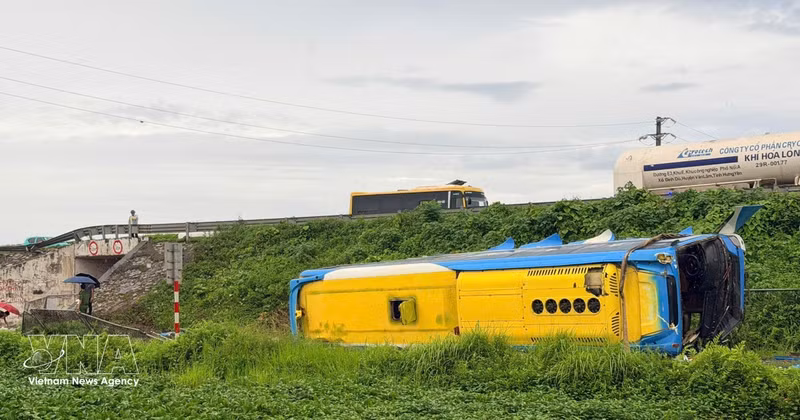 Un grave accident s'est produit à 00h20, le 17 juillet 2026, au point kilométrique Km197+900 de l'autoroute Phap Van – Cau Gie – Cao Bo – Mai Son – Nationale 45 – Nghi Son, dans la commune de Chuong Duong. Un autocar immatriculé 20C-117.22 s'est renversé, provoquant la mort de quatre personnes et faisant de nombreux blessés. Photo : VNA