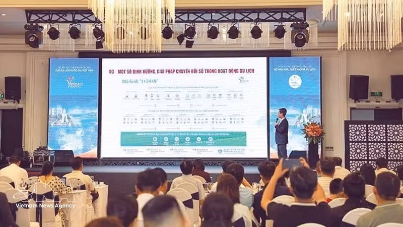 Face à l'essor du marché touristique national en 2026, le ministère de la Culture, des Sports et du Tourisme du Vietnam a proposé la création d'une plateforme nationale de données unifiée selon le modèle « 1+34+N ». Photo: TITC