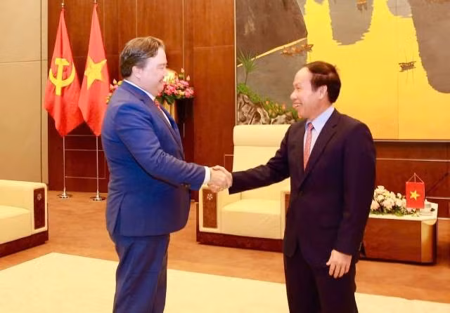 Le Tien Chau, secrétaire du Comité municipal de Hai Phong (à droite) exprime sa joie d'accueillir l'ambassadeur Marc Knapper et la délégation de travail. Photo: baodautu.vn
