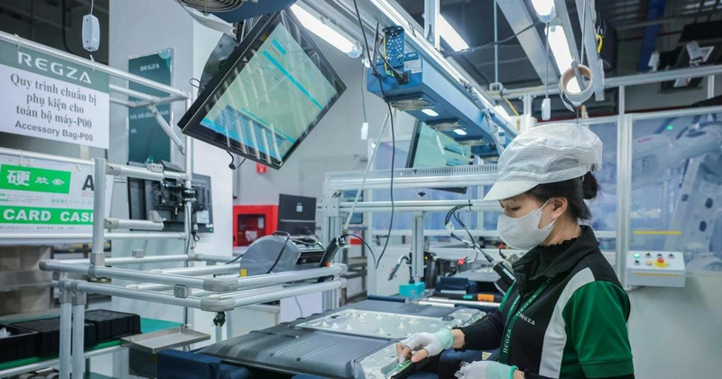 Système de bras robotisés et équipements modernes sur la chaîne de production de téléviseurs de la société Regza Electronics Vietnam (SARL). Photo : VNA Zalo Facebook Twitter Impression Copy link