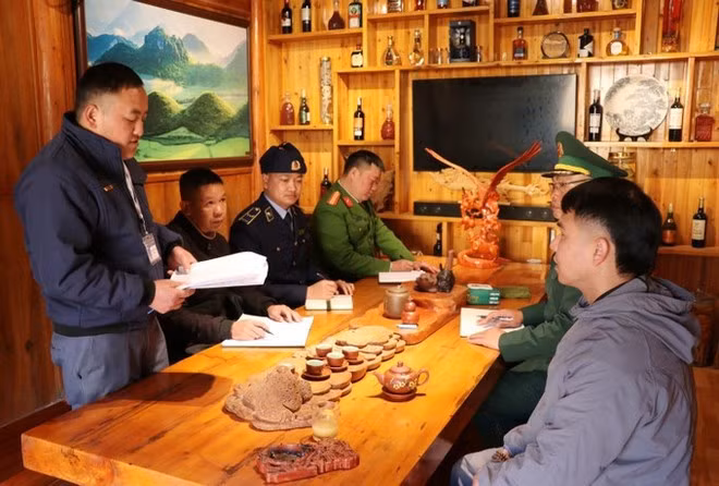L’équipe de gestion du village touristique de Lung Cu sensibilise les ménages commerçants de la commune. Photo . VNA.