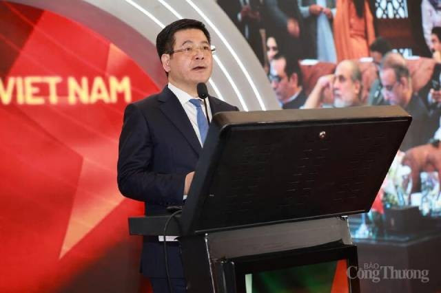 Le ministre de l’Industrie et du Commerce, Nguyen Hong Dien, prend la parole lors du Forum des entreprises Vietnam – Pakistan. Photo : congthuong.vn