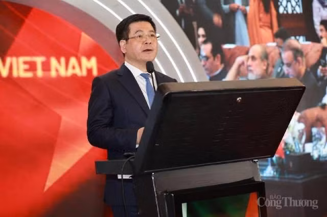 Le ministre de l’Industrie et du Commerce, Nguyen Hong Dien, prend la parole lors du Forum des entreprises Vietnam – Pakistan. Photo : congthuong.vn