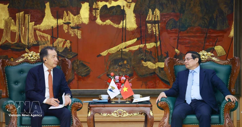 Le Premier ministre Pham Minh Chinh (droite) reçoit le président du Conseil de la Commission économique eurasiatique (CEE), Bakytzhan Sagintayev. Photo : VNA.